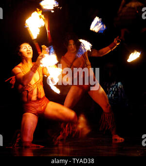 Cirque du Soleil "Alegria" kehrt für einen zweiten Durchlauf in der Royal Albert Hall in London am 4. Januar 2006. (UPI Foto/Rune Hellestad) Stockfoto