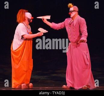 Cirque du Soleil "Alegria" kehrt für einen zweiten Durchlauf in der Royal Albert Hall in London am 4. Januar 2006. (UPI Foto/Rune Hellestad) Stockfoto