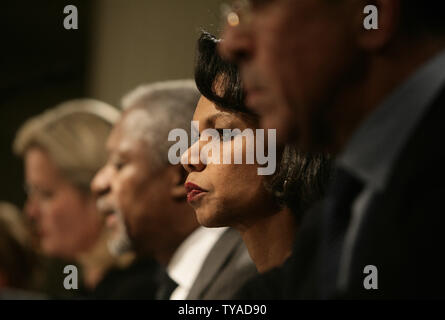 (L - R) der österreichischen Außenministerin Ursula Plassnik, UN-Generalsekretär Kofi Annan, der amerikanischen Außenministerin Condoleeza Rice und der russischen Außenpolitik Min ister Sergej Lawrow auf einer Pressekonferenz in Afghanistan im Savoy Hotel in London am Montag, den 30. Januar 2006 teil. Ms Reis ist in London für eine zweitägige Konferenz zu Afghanistan. (UPI Foto/Hugo Philpott) Stockfoto