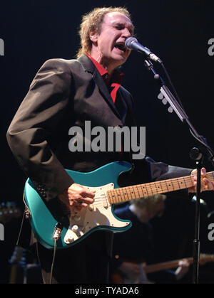 Der britische Sänger und ehemalige Die Kinks Frontmann Ray Davies führt an der Shepherd's Bush Empire in London am 11. Februar 2006. (UPI Foto/Rune Hellestad) Stockfoto