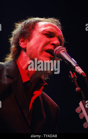 Der britische Sänger und ehemalige Die Kinks Frontmann Ray Davies führt an der Shepherd's Bush Empire in London am 11. Februar 2006. (UPI Foto/Rune Hellestad) Stockfoto