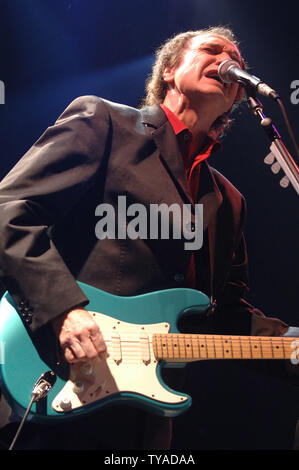 Der britische Sänger und ehemalige Die Kinks Frontmann Ray Davies führt an der Shepherd's Bush Empire in London am 11. Februar 2006. (UPI Foto/Rune Hellestad) Stockfoto