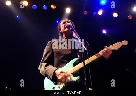 Der britische Sänger und ehemalige Die Kinks Frontmann Ray Davies führt an der Shepherd's Bush Empire in London am 11. Februar 2006. (UPI Foto/Rune Hellestad) Stockfoto