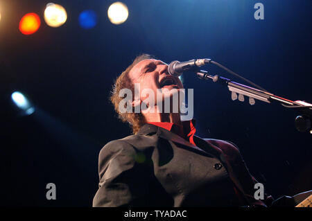 Der britische Sänger und ehemalige Die Kinks Frontmann Ray Davies führt an der Shepherd's Bush Empire in London am 11. Februar 2006. (UPI Foto/Rune Hellestad) Stockfoto
