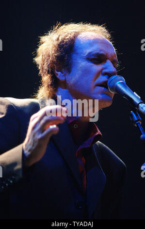 Der britische Sänger und ehemalige Die Kinks Frontmann Ray Davies führt an der Shepherd's Bush Empire in London am 11. Februar 2006. (UPI Foto/Rune Hellestad) Stockfoto