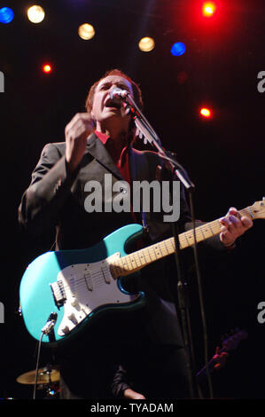 Der britische Sänger und ehemalige Die Kinks Frontmann Ray Davies führt an der Shepherd's Bush Empire in London am 11. Februar 2006. (UPI Foto/Rune Hellestad) Stockfoto
