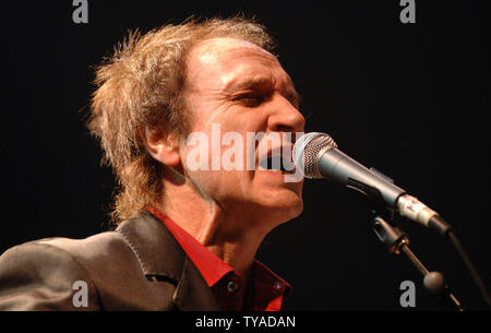 Der britische Sänger und ehemalige Die Kinks Frontmann Ray Davies führt an der Shepherd's Bush Empire in London am 11. Februar 2006. (UPI Foto/Rune Hellestad) Stockfoto