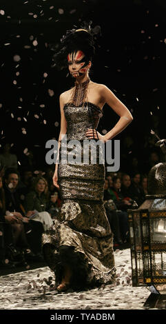 Ein Modell Paraden die aktuelle Herbst/Winter Kollektion von Designer Ashley Isham bei der London Fashion Week 2006 im National History Museum in London am 14. Februar 2006. (UPI Foto/HugoPhilpott) Stockfoto