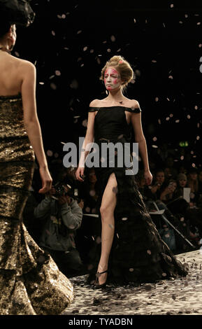 Ein Modell Paraden die aktuelle Herbst/Winter Kollektion von Designer Ashley Isham bei der London Fashion Week 2006 im National History Museum in London am 14. Februar 2006. (UPI Foto/HugoPhilpott) Stockfoto