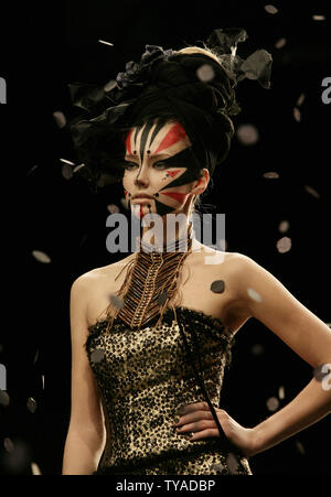 Ein Modell Paraden die aktuelle Herbst/Winter Kollektion von Designer Ashley Isham bei der London Fashion Week 2006 im National History Museum in London am 14. Februar 2006. (UPI Foto/HugoPhilpott) Stockfoto