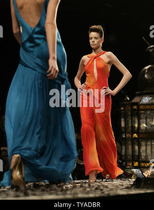 Ein Modell Paraden die aktuelle Herbst/Winter Kollektion von Designer Ashley Isham bei der London Fashion Week 2006 im National History Museum in London am 14. Februar 2006. (UPI Foto/HugoPhilpott) Stockfoto