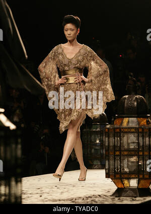 Ein Modell Paraden die aktuelle Herbst/Winter Kollektion von Designer Ashley Isham bei der London Fashion Week 2006 im National History Museum in London am 14. Februar 2006. (UPI Foto/HugoPhilpott) Stockfoto