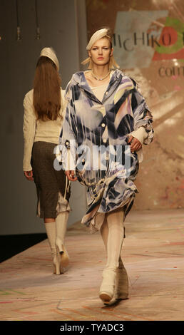 Ein Modell Paraden die aktuelle Herbst/Winter Kollektion von Designer Michiko Koshino bei der London Fashion Week 2006 im National History Museum in London am 14. Februar 2006. (UPI Foto/HugoPhilpott) Stockfoto