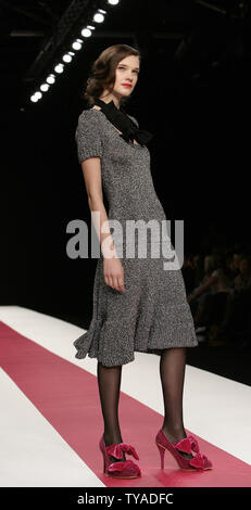 Ein Modell Paraden die aktuelle Herbst/Winter Kollektion von Designer Betty Jackson bei der London Fashion Week 2006 im National History Museum in London am 16. Februar 2006. (UPI Foto/Hugo Philpott) Stockfoto