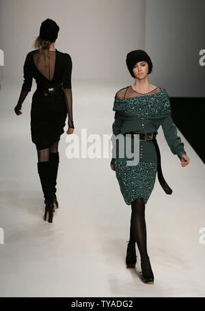 Ein Modell Paraden die aktuelle Herbst/Winter Kollektion von Designer Gharani Strok am London Fashion Week 2006 im National History Museum in London am Donnerstag, den 16. Februar 2006. (UPI Foto/Hugo Philpott) Stockfoto