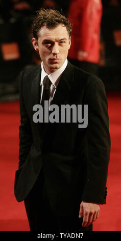 Der britische Schauspieler Jude Law kommt in der Londoner Leicester Square für die British Academy Film Awards am Sonntag, den 19. Februar 2006. (UPI Foto/Hugo Philpott) Stockfoto