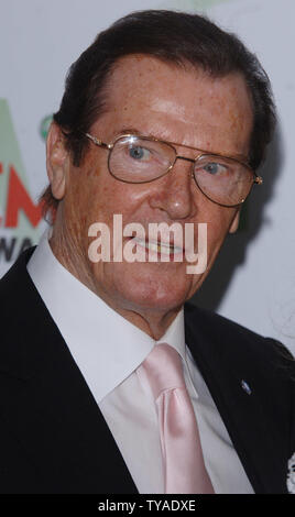 Der britische Schauspieler Roger Moore besucht die Empire Awards im Hilton Metropole in London am 13. März 2006. (UPI Foto/Rune Hellestad) Stockfoto