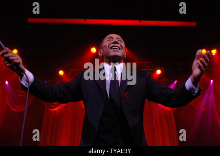 Amerikanische Sänger Paul Anka führt in der Royal Albert Hall in London im Mai 1,2006. (UPI Foto/Rune Hellestad) Stockfoto