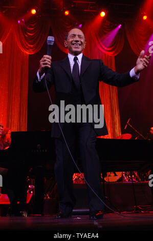 Amerikanische Sänger Paul Anka führt in der Royal Albert Hall in London im Mai 1,2006. (UPI Foto/Rune Hellestad) Stockfoto