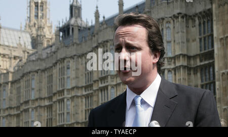 Die britischen Konservativen David Cameron spricht mit den Medien nach dem letzten Wochen Erdrutschsieg in der Britischen Kommunalwahlen in London am 10. Mai 2006. (UPI Foto/Hugo Philpott) Stockfoto