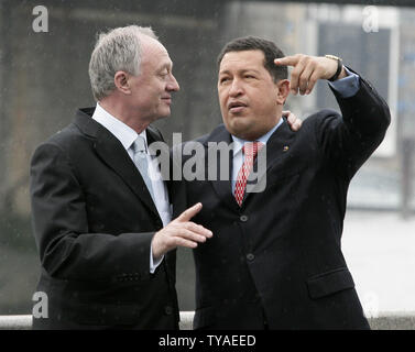 Venezuelas Präsident Hugo Chavez (L) und der Londoner Bürgermeister Ken Livingstone im Rathaus in London am Montag, den 15. Mai 2006. Chavez ist in London für zwei Tage besuchen, wo er britischer Würdenträger und Gewerkschaftsführern treffen werden. (UPI Foto/Hugo Philpott) Stockfoto