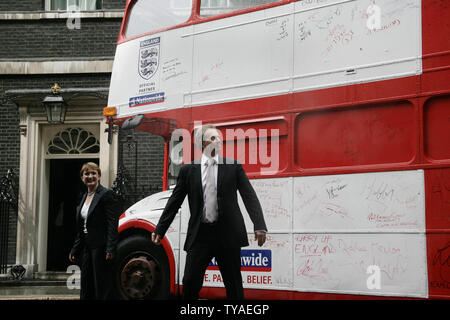 Der britische Premierminister Tony Blair bewundert ein England Anhänger Bus nach der Unterzeichnung ein Panel auf dem Bus in der Downing Street in London am 24. Mai 2006 im Hinblick auf die Fußball-Weltmeisterschaft, die in zwei Wochen beginnt. (UPI Foto/Hugo Philpott) Stockfoto