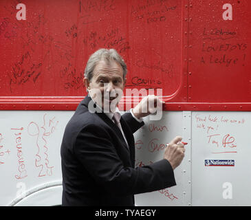 Der britische Premierminister Tony Blair posiert für die Medien vor der Unterzeichnung ein Panel auf einem England Anhänger Bus in der Downing Street in London am 24. Mai 2006 im Hinblick auf die Fußball-Weltmeisterschaft, die in zwei Wochen beginnt. (UPI Foto/Hugo Philpott) Stockfoto