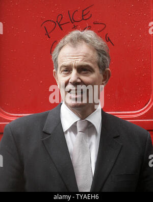 Der britische Premierminister Tony Blair posiert für die Medien vor der Unterzeichnung ein Panel auf einem England Anhänger Bus in der Downing Street in London am 24. Mai 2006 im Hinblick auf die Fußball-Weltmeisterschaft, die in zwei Wochen beginnt. (UPI Foto/Hugo Philpott) Stockfoto