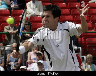 Großbritannien Tim Henman spielt eine Rückhand in seinem Match gegen den Franzosen Nicolas Mahut an den 2006 Stella Artois Tennis Turnier in London am Donnerstag, den 15. Juni 2006. (UPI Foto/Hugo Philpott) Stockfoto