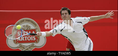 Großbritannien Tim Henman spielt eine Vorhand in seinem Match gegen den Franzosen Nicolas Mahut an den 2006 Stella Artois Tennis Turnier in London am Donnerstag, den 15. Juni 2006. (UPI Foto/Hugo Philpott) Stockfoto