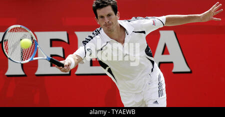 Großbritannien Tim Henman spielt eine Vorhand in seinem Match gegen den Franzosen Nicolas Mahut an den 2006 Stella Artois Tennis Turnier in London am Donnerstag, den 15. Juni 2006. (UPI Foto/Hugo Philpott) Stockfoto