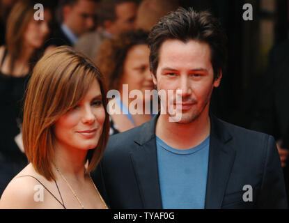Keanu Reeves Und Sandra Bullock Besuchen Der Los Angeles Premiere