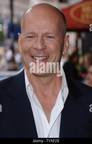 Amerikanische Schauspieler Bruce Willis besucht die Premiere von "Ab durch die Hecke' bei Vue, Leicester Square in London am 22. Juni 2006. (UPI Foto/Rune Hellestad) Stockfoto