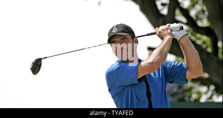 England's Nick Faldo Laufwerke auf dem 15 Loch an der Royal Liverpool Golf Club in der 135 Open Championship in Hoylake Juli 21, 2006. (UPI Foto/Hugo Philpott) Stockfoto