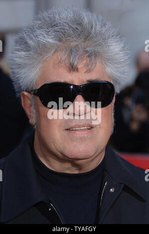 Spanische Regisseur Pedro Almodovar besucht die Premiere von "Volver" im Curzon Mayfair in London am 3. August 2006. (UPI Foto/Rune Hellestad) Stockfoto