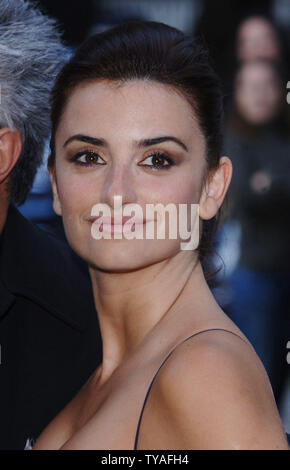 Die spanische Schauspielerin Penelope Cruz besucht die Premiere von "Volver" im Curzon Mayfair in London am 3. August 2006. (UPI Foto/Rune Hellestad) Stockfoto