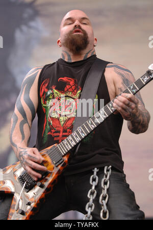 Amerikanische Gitarrist Kerry King von Thrashmetal Band Slayer im Carling Leeds Festival in Bramham Park, Leeds, England am 25. August 2006 durchführt. (UPI Foto/Rune Hellestad) Stockfoto