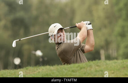 Der Engländer Paul Casey spielt eine Annäherung in der 12. Grün am zweiten Tag der HSBC World Matchplay Championship in Wentworth in Surrey, England, am 15. September 2006. 16 der besten Golfspieler der Welt konkurriert für ein 1 Mio. Pfund Preisgeld. (UPI Foto/Hugo Philpott) Stockfoto