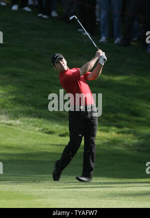 Der Engländer Paul Casey spielt eine Annäherung in der 6. Bohrung in der Endrunde der HSBC World Matchplay Championship im Wentworth Club in Surrey, England am 17. September 2006. (UPI Foto/Hugo Philpott) Stockfoto