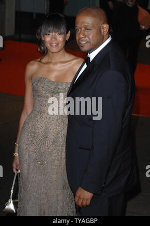 Amerikanischer Schauspieler Forest Whitaker und Frau Keisha nehmen an der Eröffnungsgala der Zeiten BFI London Film Festival: "Der letzte König von Schottland" im Odeon, Leicester Square in London am 18. Oktober 2006. (UPI Foto/Rune Hellestad) Stockfoto