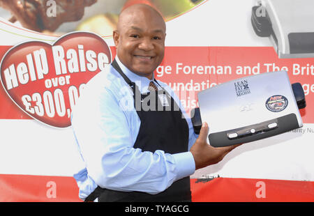 Amerikanische ehemalige Boxweltmeister George Foreman seine 'Lean demonstriert, Mittelwert, Fat-Reducing Grillen' zugunsten der British Heart Foundation am Trafalgar Square in London am 20. Oktober 2006. (UPI Foto/Rune Hellestad) Stockfoto