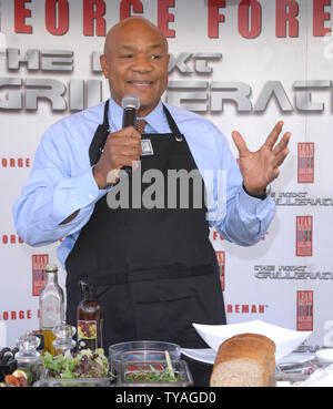 Amerikanische ehemalige Boxweltmeister George Foreman seine 'Lean demonstriert, Mittelwert, Fat-Reducing Grillen' zugunsten der British Heart Foundation am Trafalgar Square in London am 20. Oktober 2006. (UPI Foto/Rune Hellestad) Stockfoto