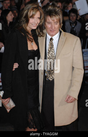 Britische Sänger Rod Stewart und Frau Penny Lancaster nehmen an der 'Daily Mirror Pride of Britain Awards" in London Television Studios in London am 6. November 2006. (UPI Foto/Rune Hellestad) Stockfoto