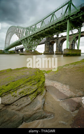 Geringe Aussicht auf die ursprünglichen Mesey Kreuzung bei Runcorn, von der West Bank Stockfoto