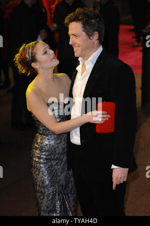 Die amerikanische Schauspielerin Drew Barrymore und der britische Schauspieler Hugh Grant an der Premiere von "Musik und Lyrics' im Odeon, Leicester Square in London am 5. Februar 2007. (UPI Foto/Rune Hellestad) Stockfoto