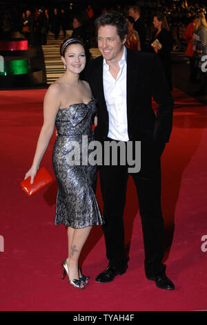 Die amerikanische Schauspielerin Drew Barrymore und der britische Schauspieler Hugh Grant an der Premiere von "Musik und Lyrics' im Odeon, Leicester Square in London am 5. Februar 2007. (UPI Foto/Rune Hellestad) Stockfoto