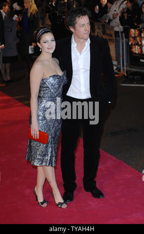 Die amerikanische Schauspielerin Drew Barrymore und der britische Schauspieler Hugh Grant an der Premiere von "Musik und Lyrics' im Odeon, Leicester Square in London am 5. Februar 2007. (UPI Foto/Rune Hellestad) Stockfoto