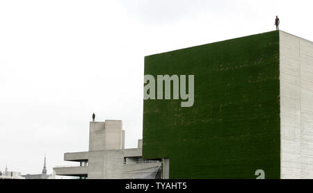 Eine lebensgroße Figuren britischen Künstler Antony Gormley steht auf dem Dach des Nationaltheaters, Teil seines neuen multi-Abbildung Installation "Event Horizon" durch die Hayward Gallery in London am 16. Mai 2007 veranstaltet. 31 Figuren werden über einem 1,5 qkm Fläche von London verteilt. (UPI Foto/Hugo Philpott) Stockfoto