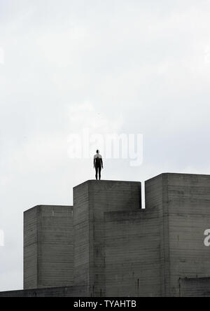 Eine lebensgroße Figuren britischen Künstler Antony Gormley steht auf dem Dach der Hayward Gallery, Teil seines neuen multi-Abbildung der Installation "Event Horizon" von der Galerie in London am 16. Mai 2007 veranstaltet. 31 Figuren werden über einem 1,5 qkm Fläche von London verteilt. (UPI Foto/Hugo Philpott) Stockfoto