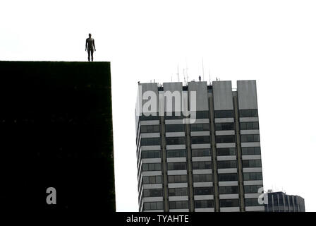 Eine lebensgroße Figuren britischen Künstler Antony Gormley steht auf dem Dach der Hayward Gallery, Teil seines neuen multi-Abbildung der Installation "Event Horizon" von der Galerie in London am 16. Mai 2007 veranstaltet. 31 Figuren werden über einem 1,5 qkm Fläche von London verteilt. (UPI Foto/Hugo Philpott) Stockfoto